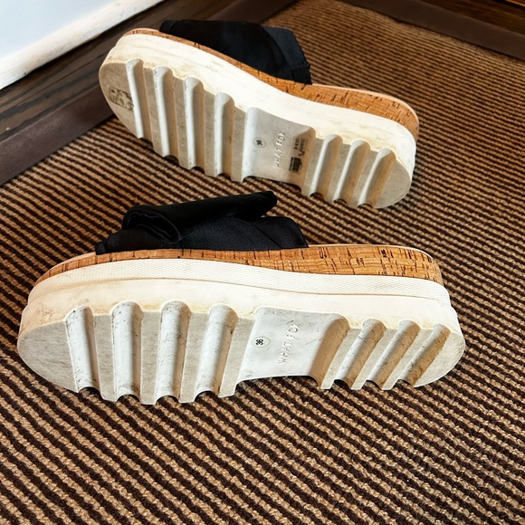 Black platform slides, bow in front, Size 6.5, but fit more like a 7 - Picture 4 of 6